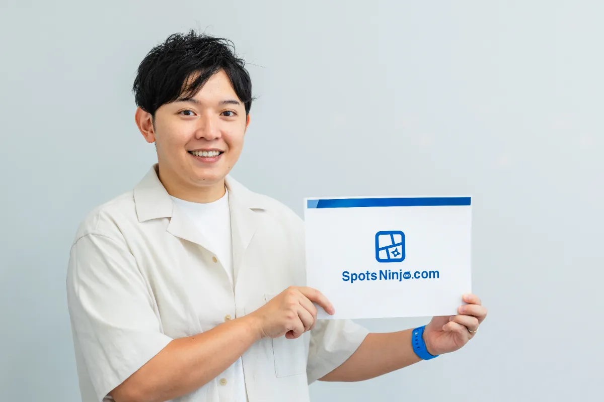 オフィスでメディアの取材を受ける代表の様子
