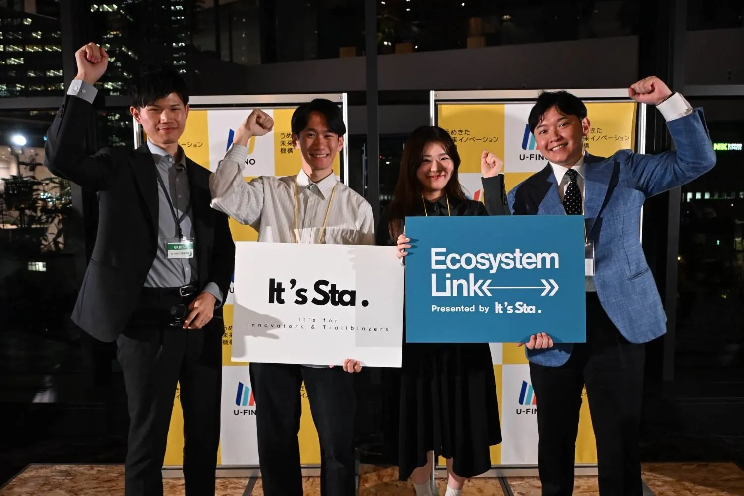 「It's Sta.」と「Ecosystem Link」のボードを手にした記念撮影（右端が松原）